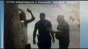 Video: agredió a su pareja y a 2 policías en Godoy Cruz