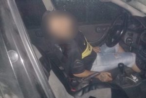 Rescataron a un remisero baleado dentro de un auto en llamas