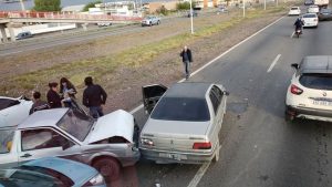 Atención: 2 choques complican el tránsito en el Acceso Este