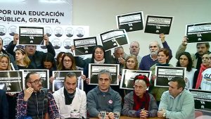 Imputaron a tres docentes por una protesta