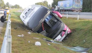 Uruguay: volcó un micro argentino y hay 13 heridos