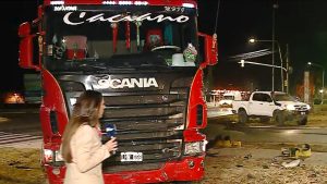 Un camión y un auto chocaron en la Costanera