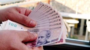 Cómo impacta en los sueldos la suba del dólar