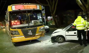 Violento choque entre un auto y un micro en Ciudad