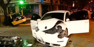 Grave accidente entre un taxi y un auto en el frente del casino