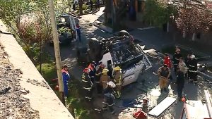 Se cayó un camión desde el Acceso Sur a Rodríguez Peña