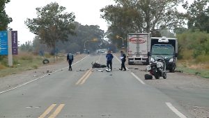 Mendoza: murió un motociclista luego de chocar a otra moto y a un camión