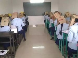 Profesora obligó a sus alumnos a rendir examen con una caja de cartón en la cabeza