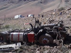 Mendoza: camionero quedó sin frenos golpeó contra un cerro y cayó al vacío