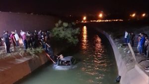 Rivadavia: policías rescataron a un matrimonio atrapado en un canal con agua helada