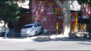 Video: un auto se incrustó en una pared en pleno centro