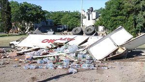 Volcó un camión y le robaron la mercadería