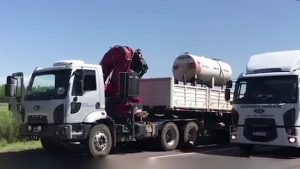 Detuvieron a un camionero que manejaba ebrio y transportaba combustible