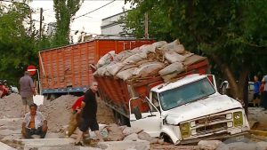 Camión se quedó sin frenos, chocó vehículos y terminó contra una obra