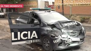 Mendoza: nene de 10 años en una camioneta chocó motos y destruyó un móvil policial