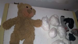 Encontraron más de 1.800 dosis de cocaína dentro de un oso de peluche