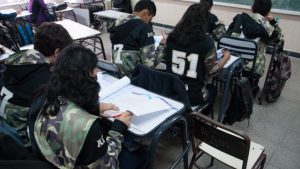 Secundaria: cómo viven los chicos del último año las clases en casa