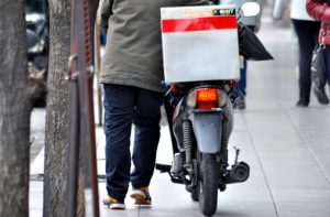 Mendoza: ladrones le robaron la moto y hasta la mochila a un delivery