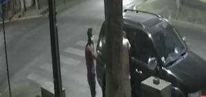 Video: roban dentro de un auto en pleno centro de Mendoza y en segundos