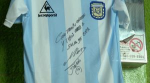 ¿A cuánto se vende una camiseta de Diego en la web?