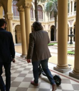 Ramón quiso entrar con un monopatín eléctrico a la Casa Rosada y no lo dejaron