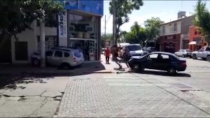 Mendoza: fuerte choque en Dorrego terminó con un auto incrustado en un local