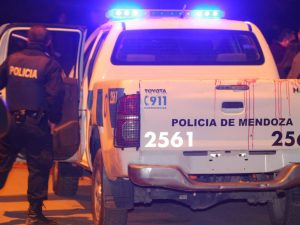 Asesinaron a balazos a una joven que estaba en la vereda con sus amigos