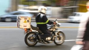 Ciudad: otra vez le robaron la moto a un joven delivery