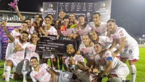 Video: Así recibieron a los jugadores de Huracán tras el triunfo histórico ante Arsenal