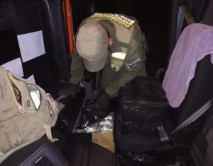 Mendoza: secuestraron 57 kilos de tabaco de 2 camiones