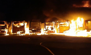 Video: ocho colectivos destruidos en un incendio en galpón del Grupo 500