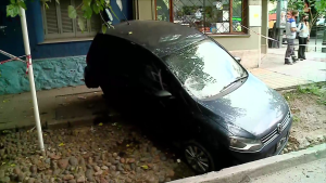 Ciudad: fuerte choque entre 2 autos en pleno centro