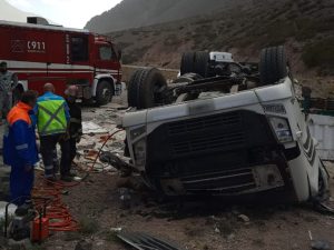 Mendoza: un camionero volcó y murió en Alta Montaña