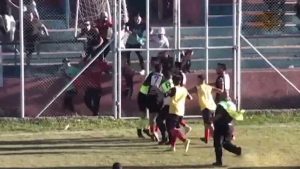 Video: bochorno y piñas en la semifinal de Talleres y Rodeo del Medio