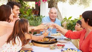 Día del Padre en Mendoza: reuniones familiares y cambios en salidas por DNI