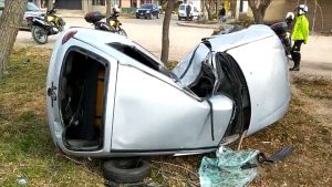 Mendoza: violento vuelco de un auto en el Acceso Sur