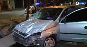 Mendoza: un auto quedó destruido al chocar con un micro en pleno centro