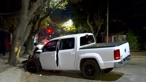 Godoy Cruz: una camioneta se estrelló contra un árbol