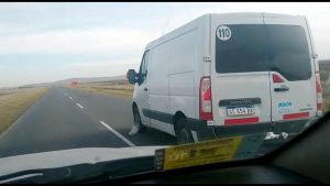 Video: Sobrepasó un camión en la ruta y casi provoca un accidente