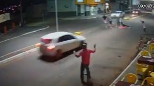 Video: Atropelló a un ciclista dos veces en menos de un minuto