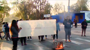 Mamás hartas de que roben en la escuela: cortaron la calle y pidieron seguridad