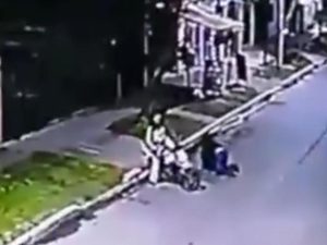 Video: Lo atropellaron para robarle todo