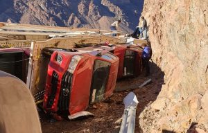 Video: un camión que transportaba camionetas volcó en Mendoza