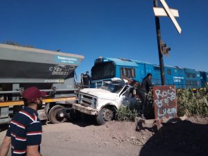 Mendoza: un tren chocó a un camión