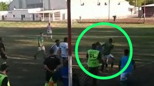 Video: la brutal piña de un jugador del CEC a otro de Guaymallén