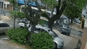 Video: un colectivero borracho chocó un auto y mató a un hombre