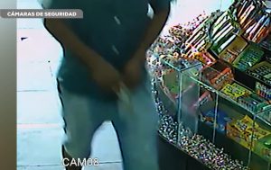 Video: entró a un kiosco, simuló comprar cigarrillos y sacó un arma para robarse todo