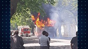 Video: se incendió un colectivo en pleno centro de Mendoza