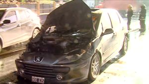 Mendoza: un auto se prendió fuego en Sarmiento y Acceso Sur de Godoy Cruz