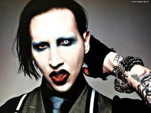 Denunciaron que Marilyn Manson encerraba a mujeres en una celda de vidrio